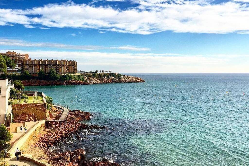Renovado Apartamento En Zona Residencial A Pasos Del Mar Салоу Екстер'єр фото